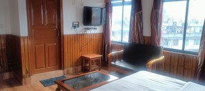 Kamar Double Deluks, pemandangan kota | Selimut bulu angsa, busa memori, dan ruang kerja ramah laptop