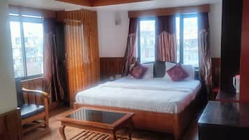 Copriletto in piuma, materassi in memory foam, postazione laptop