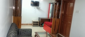 Deluxe Triple Room, City View | Gebar bulu kapas, busa memori, ruang kerja komputer riba, Wi-fi percuma