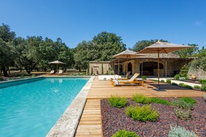 Außenpool (je nach Saison geöffnet), Sonnenschirme, Liegestühle