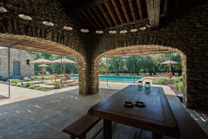 Exclusive Villa, Private Bathroom, Park View (entière) | Outdoor pool | Seasonal outdoor pool, pool umbrellas, sun loungers - Ô Mas de Mèze (Uzès)