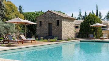 Villa exclusiva, baño privado, vista al parque (entière) | Alberca al aire libre | Alberca al aire libre por temporada y sombrillas en la alberca
