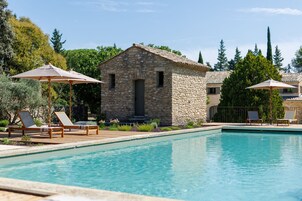Villa exclusiva, baño privado, vistas al parque (entière) | Piscina al aire libre | Una piscina al aire libre de temporada, sombrillas, tumbonas