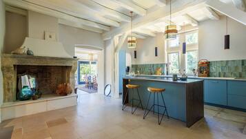 Exclusive Villa, Private Bathroom, Park View (entière) | Shared kitchen | Highchair