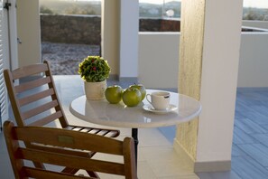 Outdoor dining - Maistros, Pithos Apartments (Thira - Santorini)
