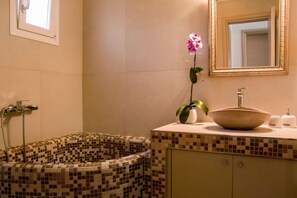 Shower, hair dryer, towels - Maistros, Pithos Apartments (Thira - Santorini)