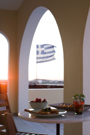Outdoor dining - Maistros, Pithos Apartments (Thira - Santorini)