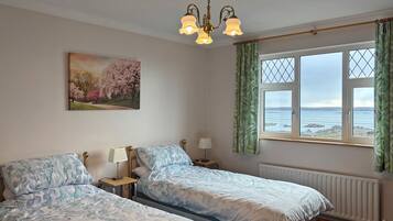 4 habitaciones, tabla de planchar con plancha, wifi y ropa de cama