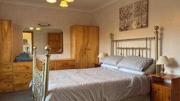 4 bedrooms, iron/ironing board, WiFi, bed sheets