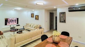 Appartamento, 2 camere da letto, balcone, vista città | Soggiorno