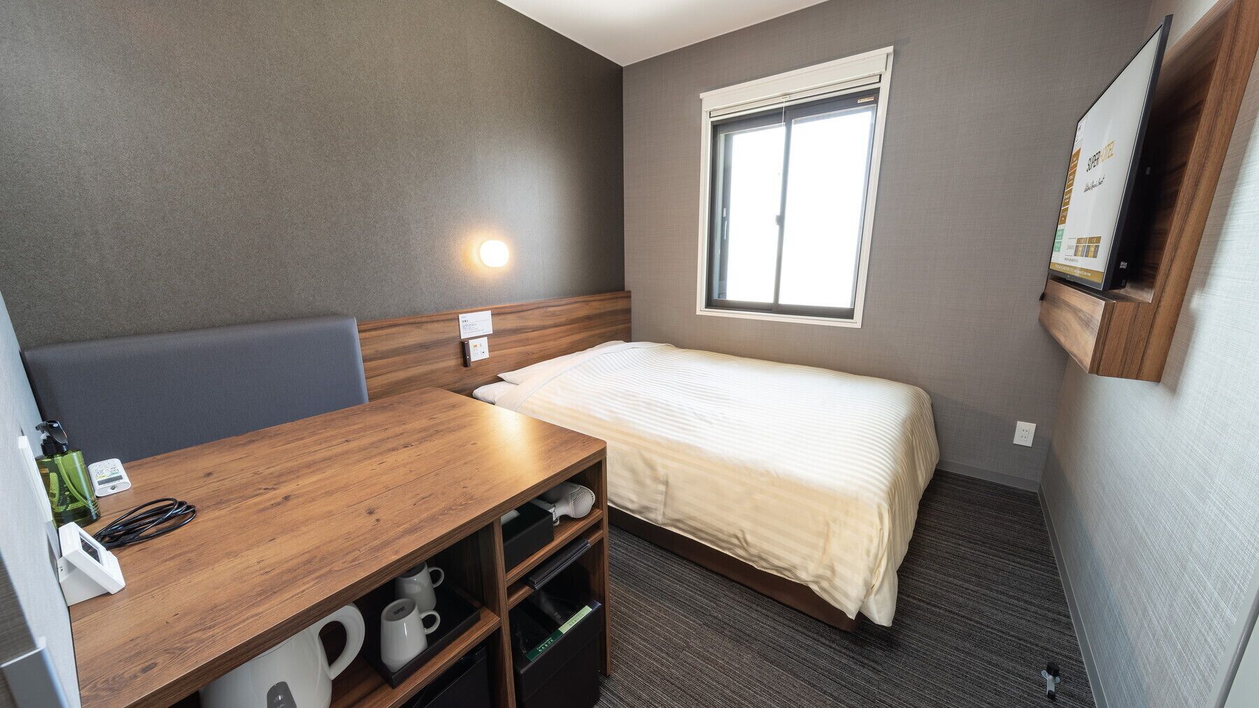Down duvets, desk, laptop workspace, soundproofing