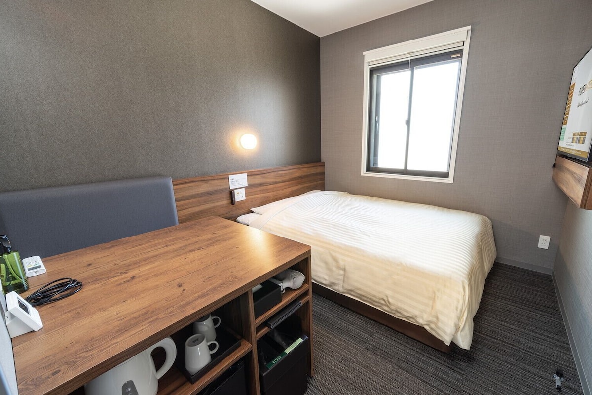 Down duvets, desk, laptop workspace, soundproofing