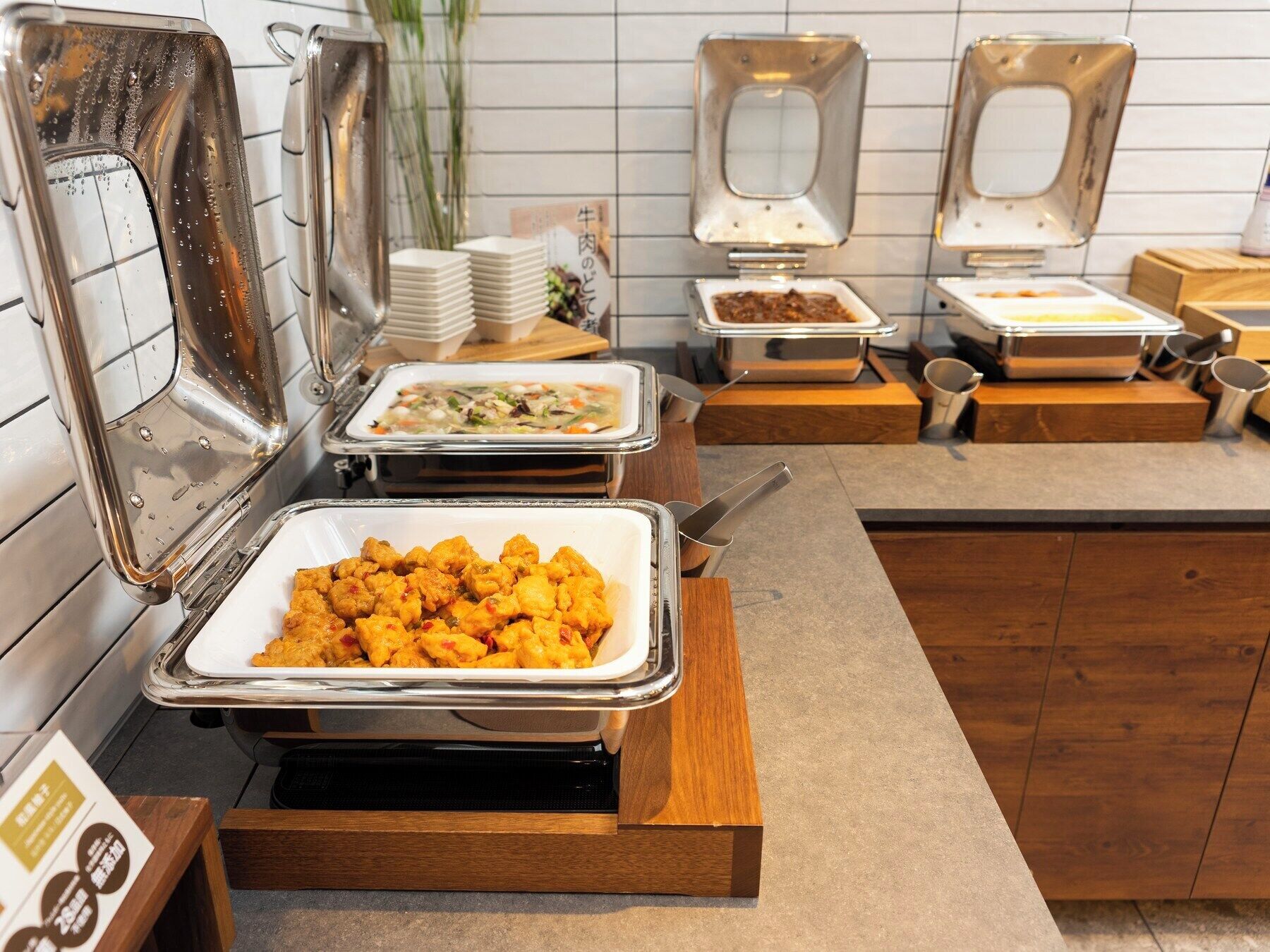 Een buffet met diverse gerechten en bestek.