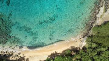 På stranden, solsenger og strandhåndklær