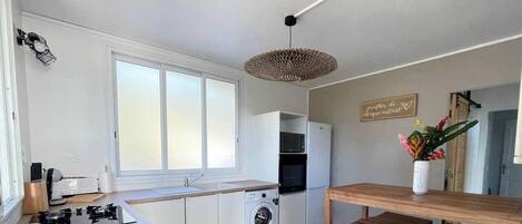 Kjøleskap, mikrobølgeovn, ovn og kokeplater