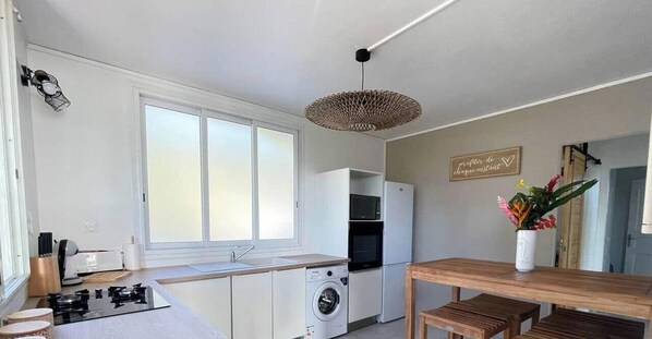 冰箱、微波炉、烤箱、炉灶