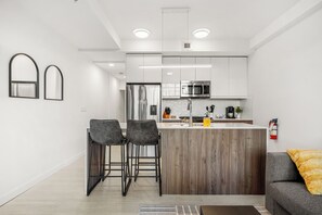 ثلاجة، ميكروويف، فرن، موقد طهي مسطح