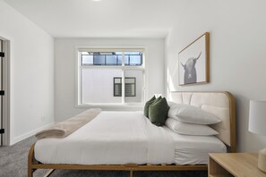 3 bedrooms, desk, iron/ironing board, free WiFi