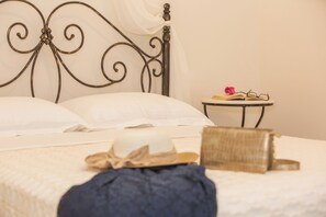 1 bedroom, desk, iron/ironing board, free WiFi - Pithos apartments is a complex of 5 full equipped apartments (Thira - Santorini)