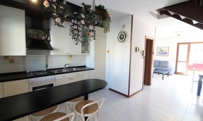 Refrigerador, parrilla de estufa y cafetera y tetera 