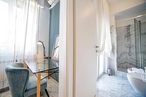 Een douche, een haardroger, een bidet, handdoeken
