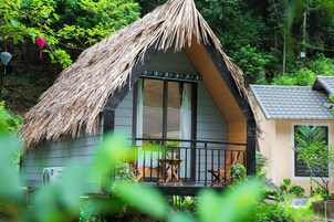 Deluxe Bungalow, Mountain View | Minibar, blackout drapes, soundproofing, free WiFi