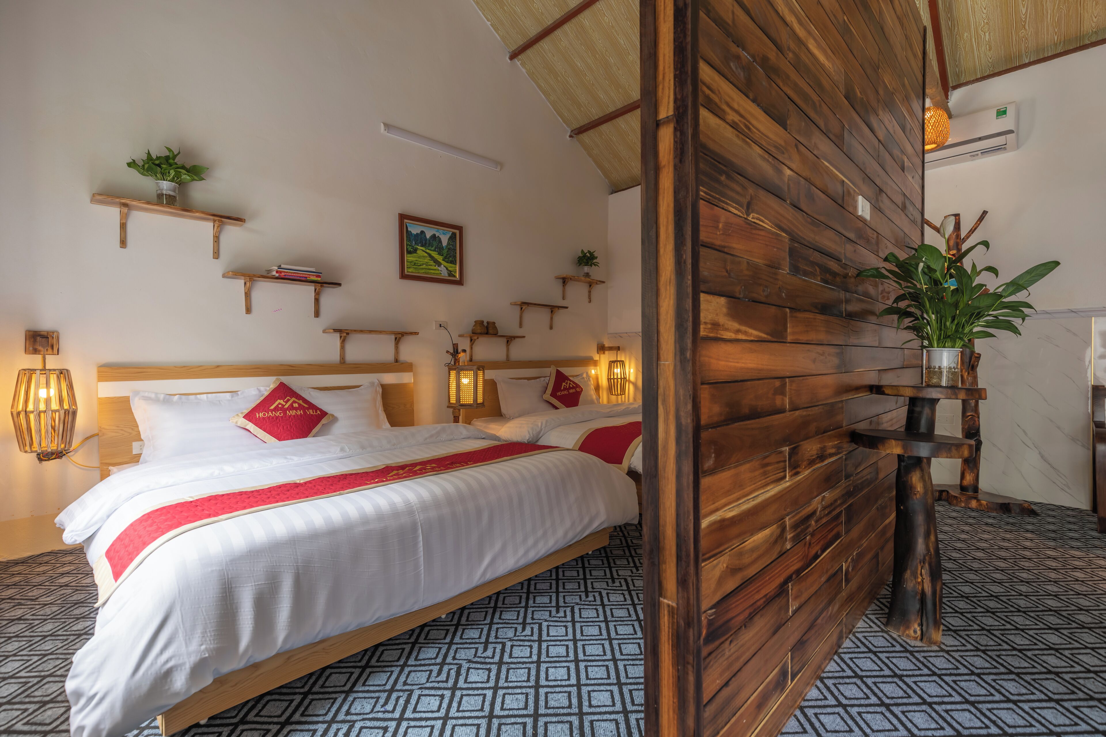 Une chambre d’hôtel avec un grand lit, des lambris en bois et un sol à motifs.