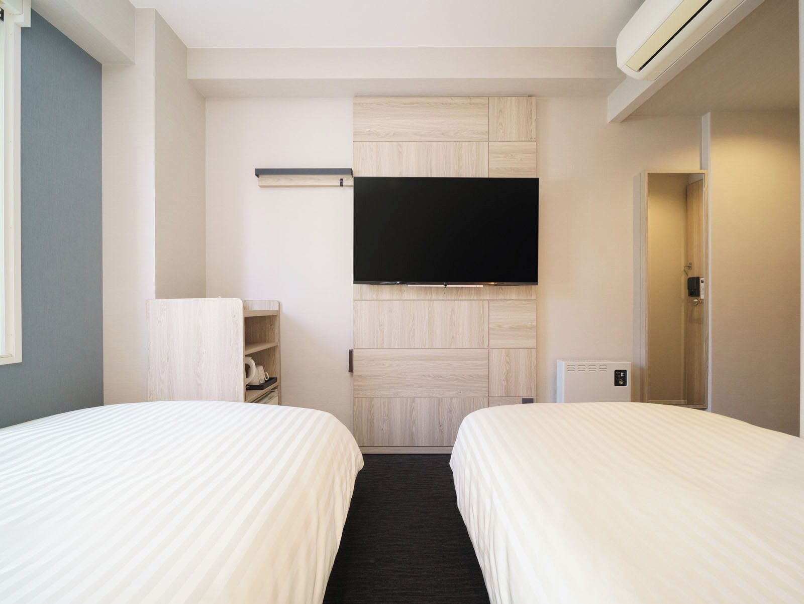 Cubrecamas, escritorio y espacio para trabajar con laptop 