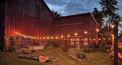 Original 6-bedroom FarmHouse with WiFi, Large Gathering Room in Nappanee