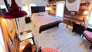 A bedroom with a bed, bedside tables, a lamp, and a wooden wall. - 5-bedroom FarmHouse with WiFi,  Large Gathering Room, Dining kitchen in Nappanee (Nappanee)