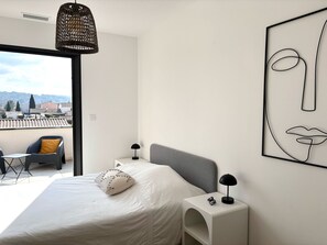 5 bedrooms, iron/ironing board, WiFi, bed sheets - VILLA with swimming pool in PERNES LES FONTAINES (Pernes-les-Fontaines)