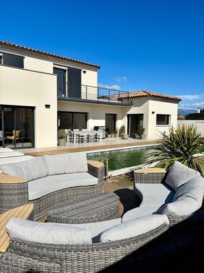 Outdoor dining - VILLA with swimming pool in PERNES LES FONTAINES (Pernes-les-Fontaines)