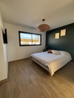 5 bedrooms, iron/ironing board, WiFi, bed sheets