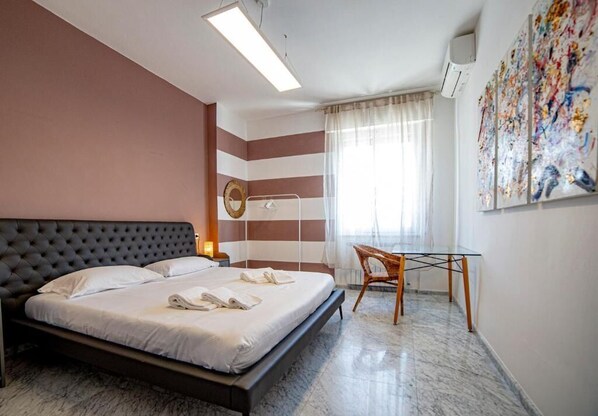 1 bedroom, WiFi, bed sheets - Elegant room with newly renovated luxury finishes (Marina di Carrara)