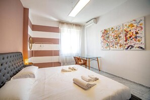 1 bedroom, WiFi, bed sheets - Elegant room with newly renovated luxury finishes (Marina di Carrara)