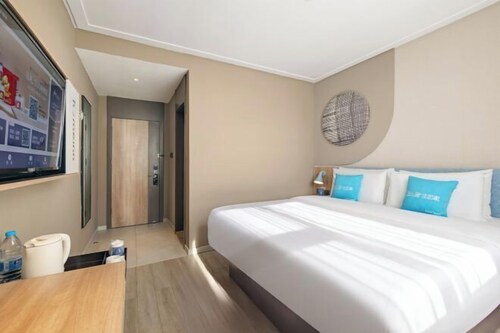 Homeinn Hotel (Weifang Xinhua Road Shengli East Street City Government Plaza)