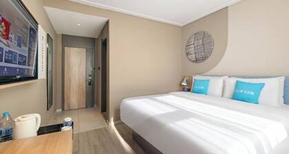 Homeinn Hotel (Weifang Xinhua Road Shengli East Street City Government Plaza)