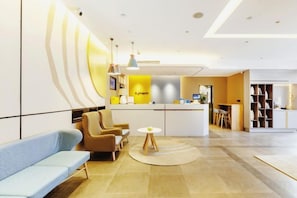 A modern hotel lobby with a reception desk, seating area, and a dining space. - Homeinn Hotel (Weifang Xinhua Road Shengli East Street City Government Plaza) (Weifang)