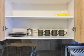 Full-size fridge, microwave, oven, stovetop
