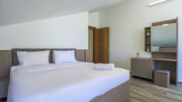 Apartment, 2 Bedrooms, Kitchen, Mountain View | 2 bedrooms, premium bedding, blackout drapes, iron/ironing board