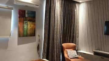 Escritorio, espacio para trabajar con laptop y wifi gratis