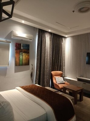 Escrivaninha, espaço de trabalho para notebook, Wi-Fi de cortesia