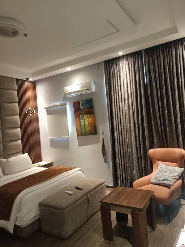 Quarto casal luxo, sacada, vista para a cidade | Escrivaninha, espaço de trabalho para notebook, Wi-Fi de cortesia