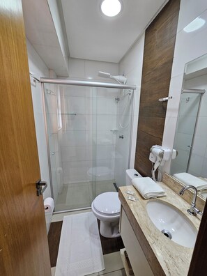 Shower, hair dryer, bidet, towels - Beautiful 1 bedroom flat next to Flamboyant Shopping Mall (Alto da Glória Goiânia)