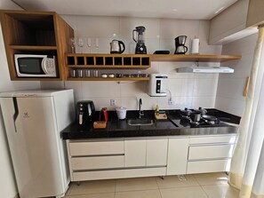Fridge, microwave, stovetop, coffee/tea maker - Beautiful 1 bedroom flat next to Flamboyant Shopping Mall (Alto da Glória Goiânia)