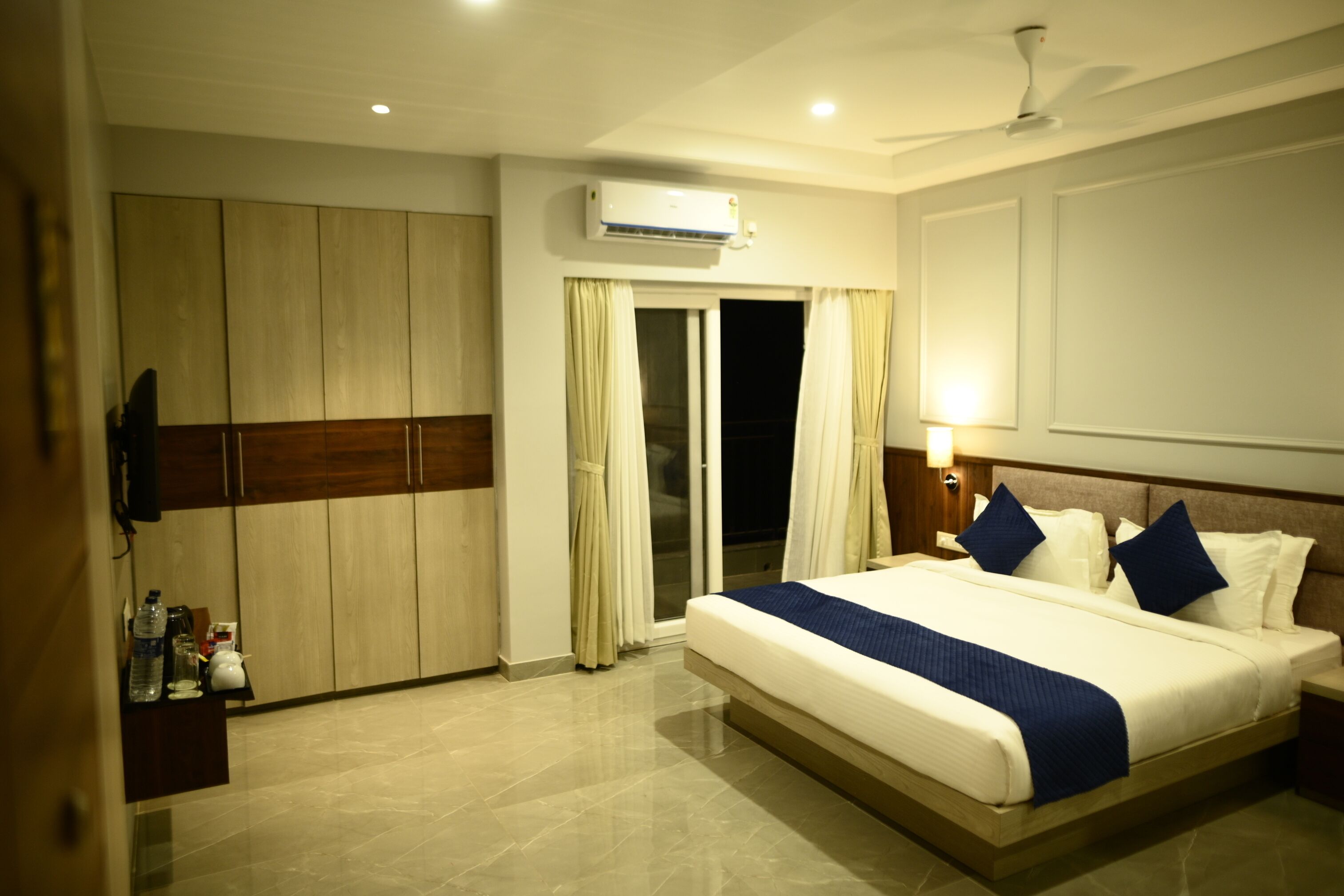 尊荣客房, 城市景观 | 客房内保险箱、办公桌、笔记本电脑工作区、遮光窗帘