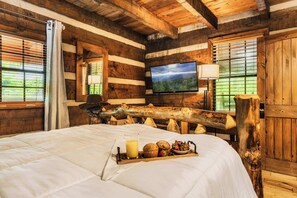 3 soverom, skrivebord, strykejern/-brett og reiseseng for barn