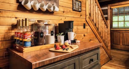 Family Friendly -Great Location-Game Room-Hot Tub
