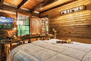 3 bedrooms, desk, iron/ironing board, travel cot - Family Fun Chalet: Hot Tub, Game Room & Mountain Views! (Sevierville)