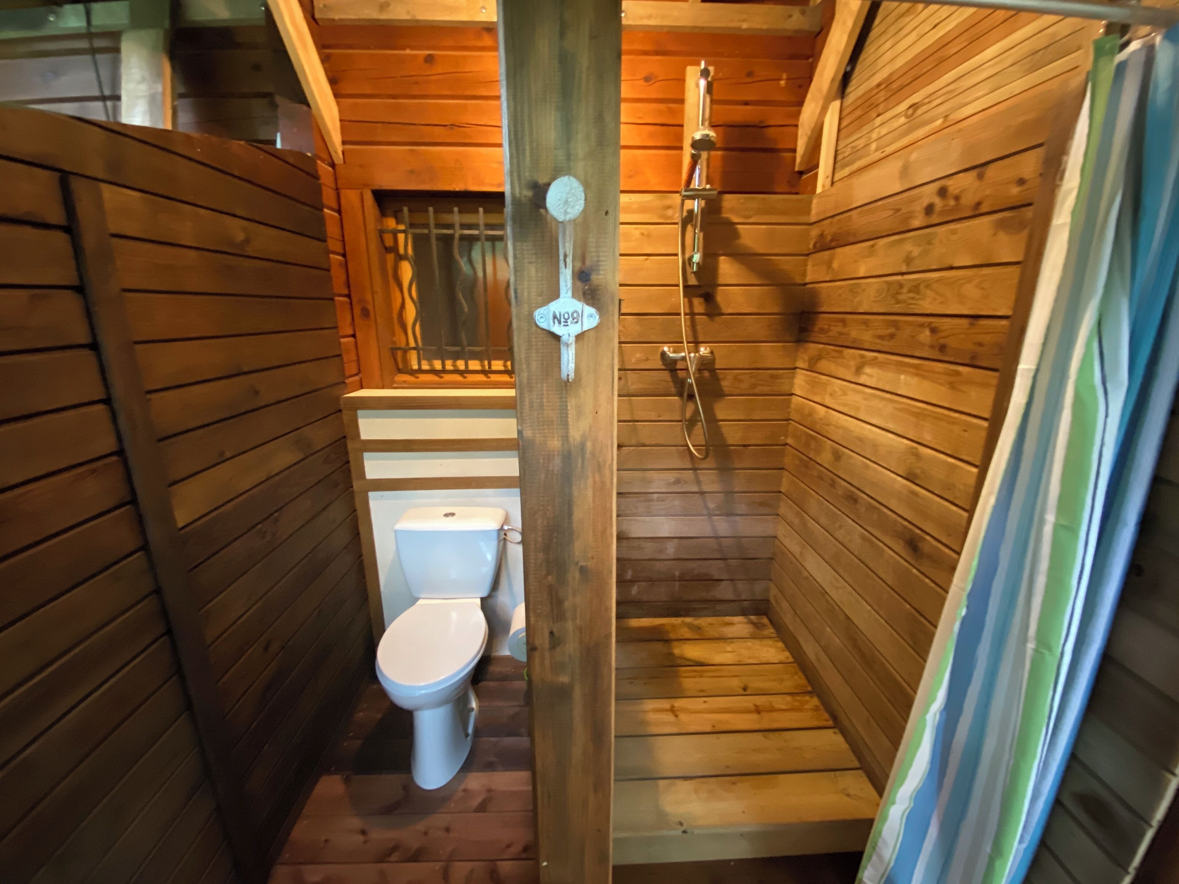 Een douche, een haardroger, handdoeken, zeep
